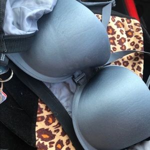 SOLD 🚫 Victoria sport dual close sports bra